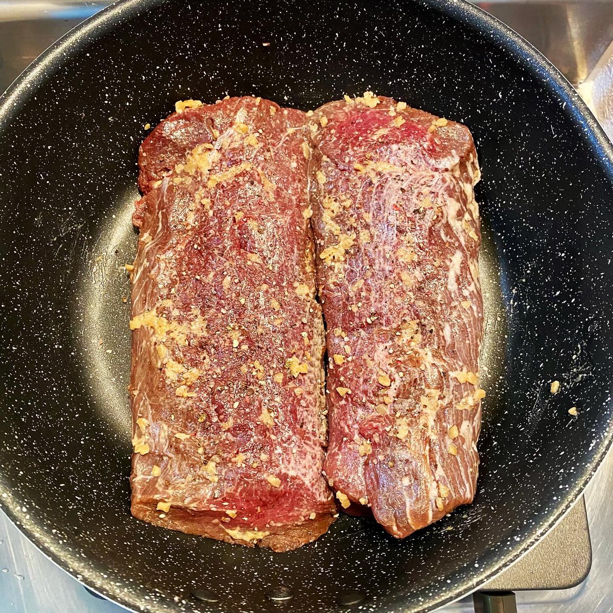 alice2501's tweet photo. 冷凍庫いっぱいに詰め込んだ鹿肉が食べても食べても減りません🦌😋🍴 https://t.co/0JJ4LNInrg
