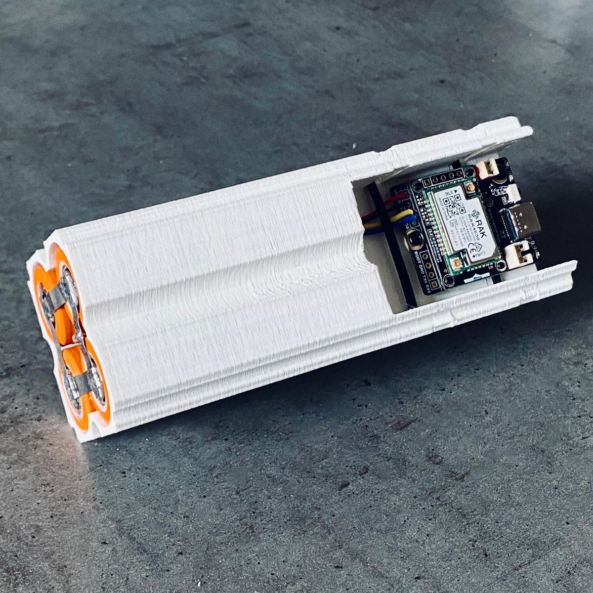 martin_velisek's tweet photo. Nový kontejner pro #solarnode.
Co se tam vejde?
4x21700 baterie (až 16000mAh)
RAK 🦀
MPPT
Vše co potřebuješ v jednou pouzdru 😉.
link dole ⬇️
#meshtastic https://t.co/E6qLzSZ095