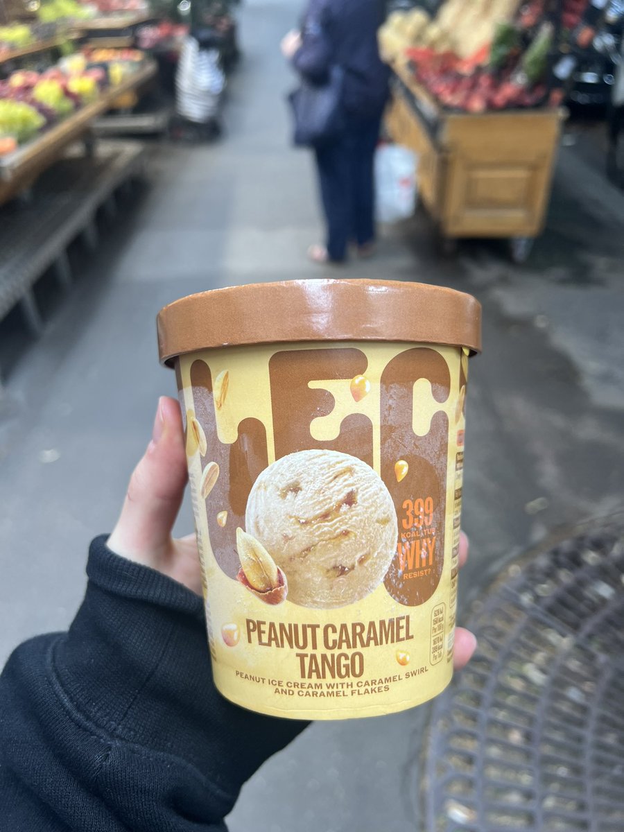 ravenxiaTV's tweet photo. AHAHHAHA JE HURLES LES GLACES DE CHARLES LECLERC SONT ARRIVÉES À MON MONOPRIX https://t.co/q6uMSpH8gG