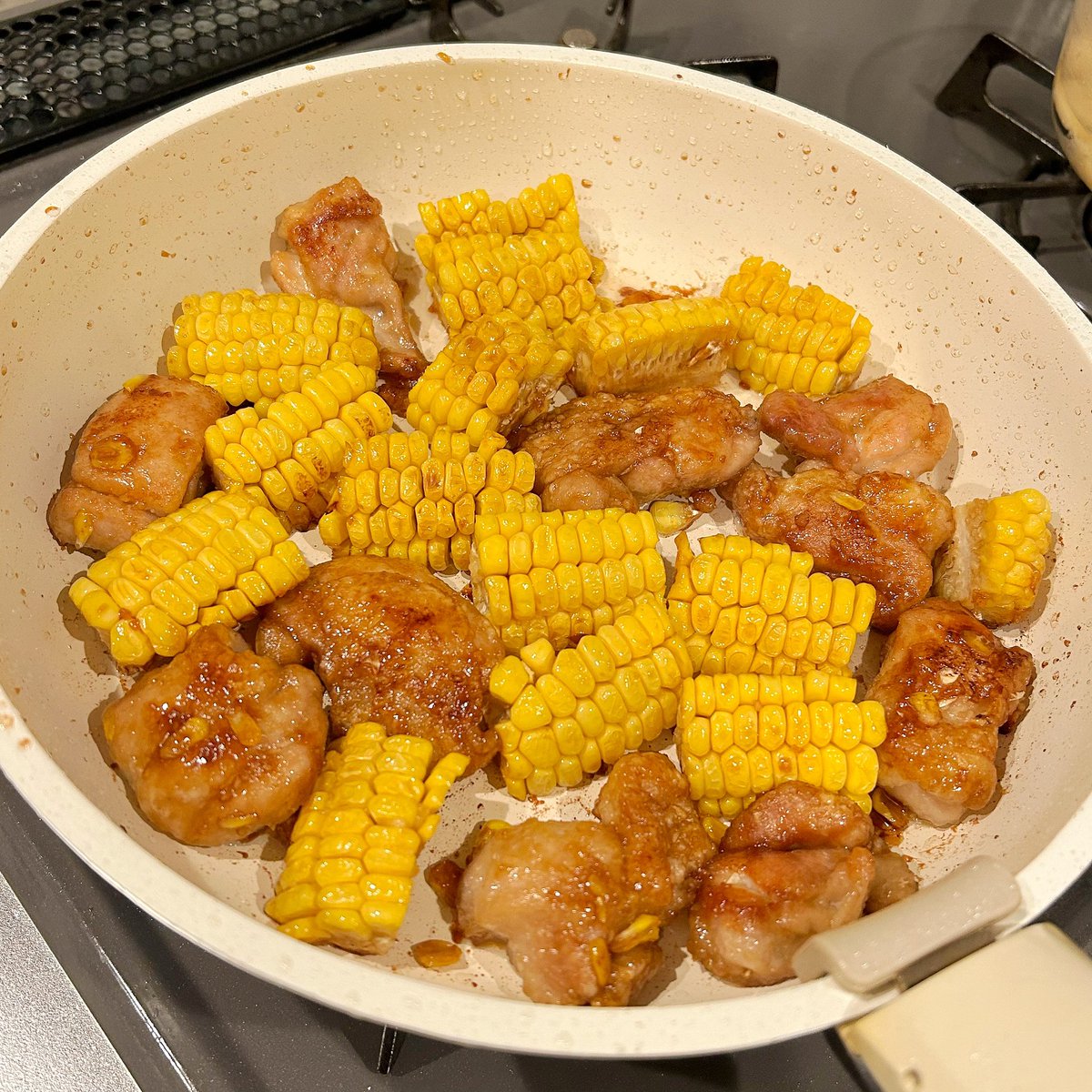 hideka_cooking's tweet photo. とうもろこしと鶏肉のガリバタ焼き！
やみつきになること間違いなし🤤🌽 https://t.co/Am5utdtk79