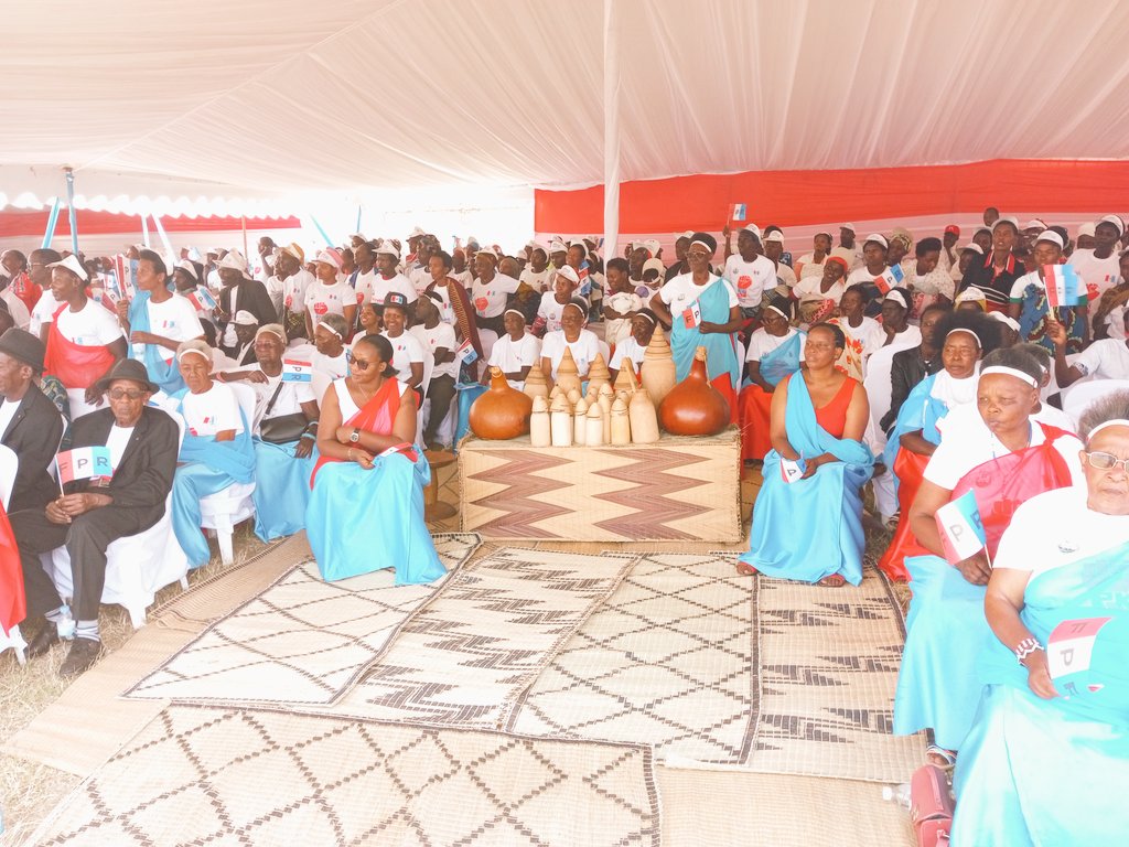 FPR-Inkotanyi Nyanza (@fpr_nyanza) on Twitter photo Kwamamaza Umukandida wa <a href="/rpfinkotanyi/">FPR-Inkotanyi</a> ku mwanya wa Perezida wa Repubulika n'abakandida Depite biri kubera ku Gicumbi cy'umuco i Nyanza. Abakandida Depite n'abayobozi mu nzego z'Umuryango mu Karere baserutse mu mukenyero bagaragaza ko bashyigikiye umuco wacu . <a href="/Erasmen/">Erasme NTAZINDA</a> <a href="/RPF_South/">RPF_south</a> Kwamamaza Umukandida wa <a href="/rpfinkotanyi/">FPR-Inkotanyi</a> ku mwanya wa Perezida wa Repubulika n'abakandida Depite biri kubera ku Gicumbi cy'umuco i Nyanza. Abakandida Depite n'abayobozi mu nzego z'Umuryango mu Karere baserutse mu mukenyero bagaragaza ko bashyigikiye umuco wacu . <a href="/Erasmen/">Erasme NTAZINDA</a> <a href="/RPF_South/">RPF_south</a>