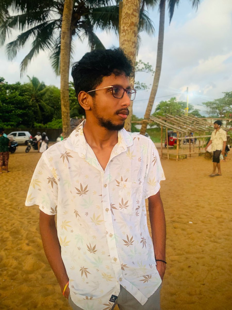 98lakahan's tweet photo. සෙනෙහස හද තුල උතුරා ගලනු දැනි දැනී
තව විමසන සිරිතට නිහඬවම හිනැහෙමි....🌼💛 https://t.co/xwpH9RbK4G