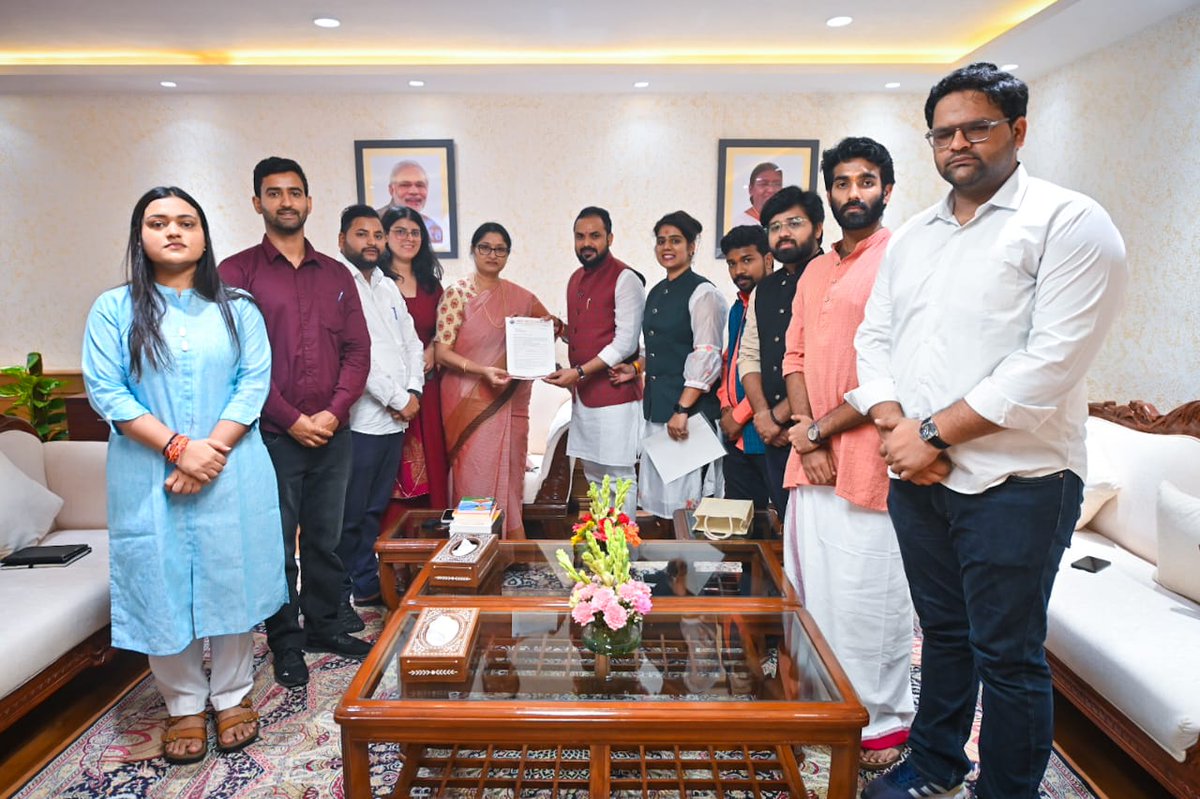 ABVPVoice's tweet photo. अभाविप प्रतिनिधिमंडल ने राष्ट्रीय महामंत्री श्री @yagywalkya के नेतृत्व में केंद्रीय महिला एवं बाल विकास मंत्री श्रीमती @Annapurna4BJP से भेंट कर उन्हें महिलाओं के लिए प्रोद्यौगिकी कौशल विकास और स्वरोजगार को बढ़ाने, शैक्षणिक संस्थानों में महिला विकास केंद्र खोलने, स्त्री रोग विशेषज्ञ की नियुक्ति, सैनिटरी नैपकिन वेंडिंग मशीन उपलब्ध कराने, महिला एवं बाल भिक्षावृत्ति की रोकथाम हेतु उपाय, कामकाजी महिलाओं हेतु शहरों में हाॅस्टलों का निर्माण, पश्चिम बंगाल के संदेशखाली में महिलाओं पर अत्याचार और चुनाव नतीजों के बाद महिलाओं के साथ हिंसक घटनाओं को अंजाम देने वालों पर कठोरतम कार्रवाई सहित विभिन्न मांगों को लेकर ज्ञापन सौंपा।