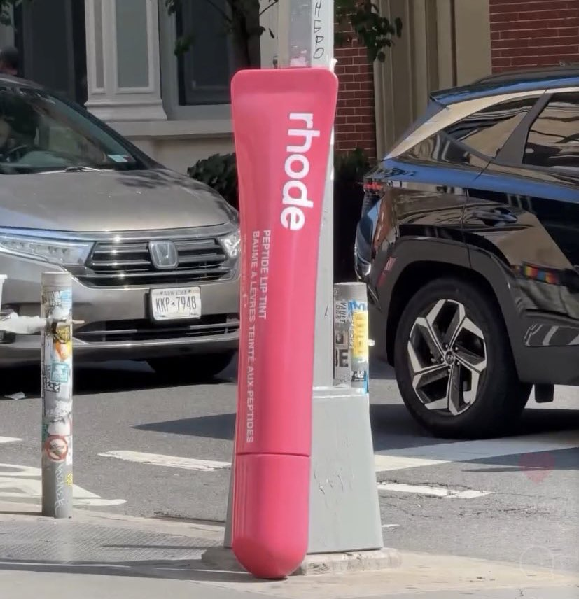 Seru banget di US lagi banyak yg ngomongin visual Rhode, yg aestheticnya cakep!

Udah ada belum ya yang campaign kayak gini di Indonesia? Kalo udah ada, brand apa?

Save aja utas ini buat jadi inspo buat kalian anak-anak agency kreatif, marketing, atau business owner ⬇️