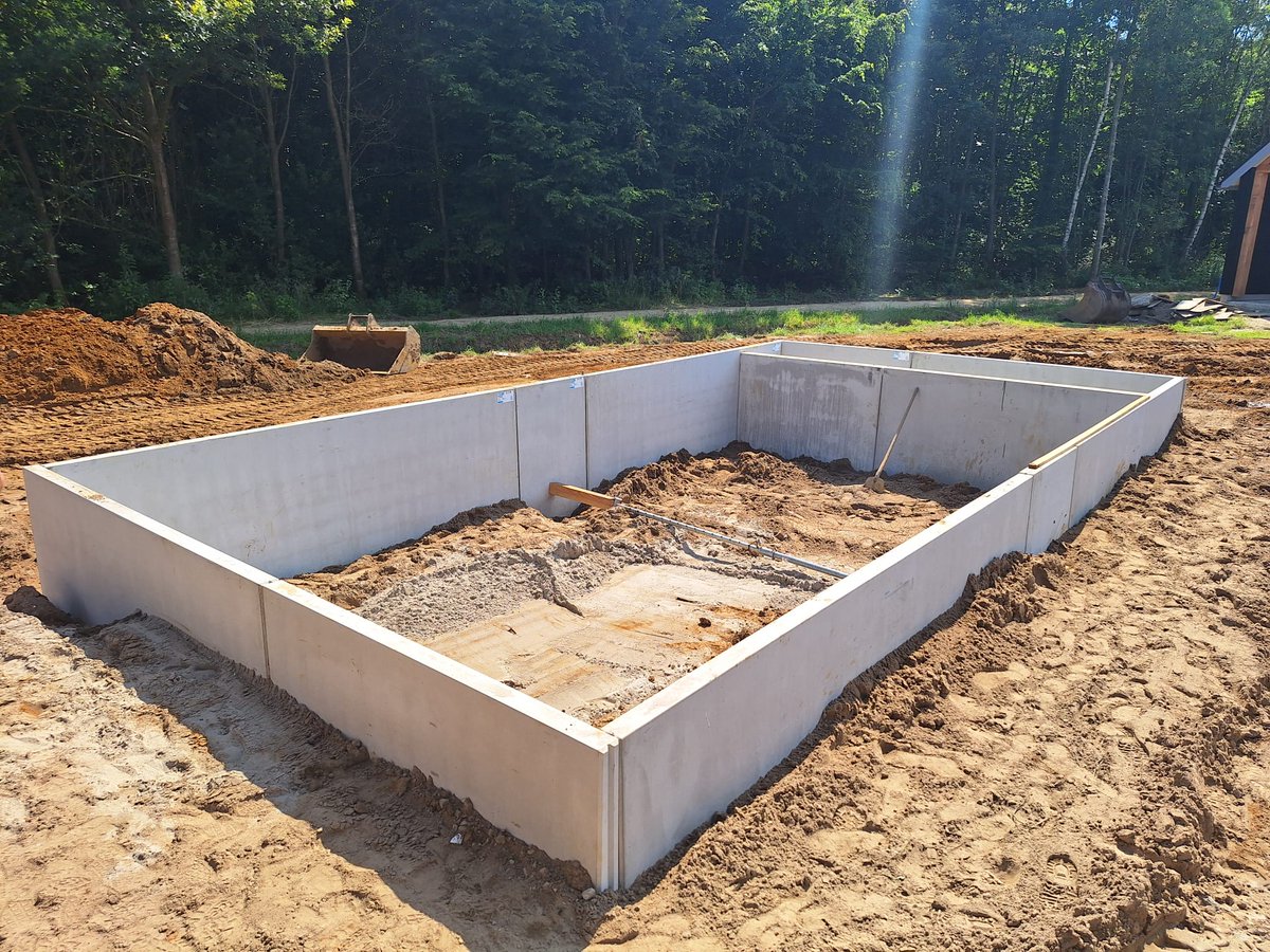 Een #sneakpeak van dit prachtige project! De terrassen voorzien wij nog van #keramischetegels. #Schellevistegels zorgen voor contrast &amp;vangen de hoogtes mooi op. De tuin sluit aan op de omgeving door gras, siergrassen &amp;bomen. Een mooie toevoeging: een strakke, natuurlijke vijver!