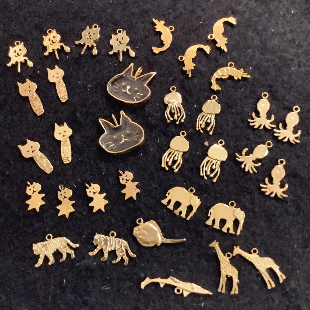 jamechakana's tweet photo. 毎年、8月に
ミニ展示をやってもらっている
thu thuさん。
今年は8月3日から。

どうぶつモチーフのものが
並ぶ予定です。

そして今回はthu thu さんの
パーツで
私jameがアクセサリーを作成。
コラボ作品も並びます。

お楽しみに💕

 #thuthu  #猫アクセサリー https://t.co/wWYvR7SseQ