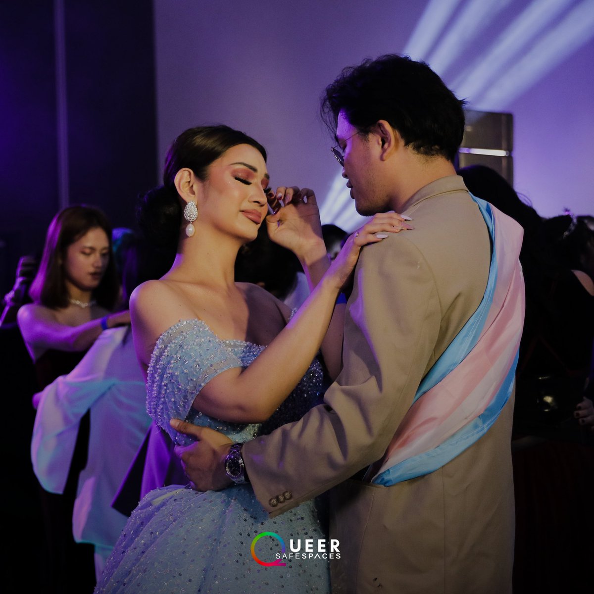 queersafespaces's tweet photo. For some #QueerPromPH attendees, being serenaded by @nicadelrosario while sharing special moments on the dance floor helped them reclaim their prom experience. ๐ฅบ
We hope to share that safe space with you again next year at Queer Prom! ๐ณ๏ธโ๐
#QueerSafeSpaces #YouBelongHere https://t.co/bdvUN7CzrA
