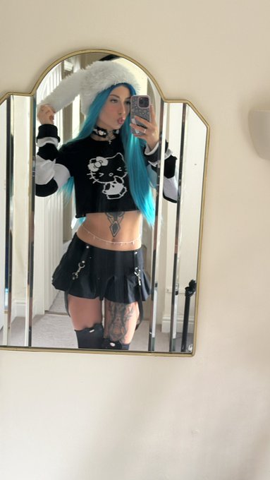 Say &lsquo;hi&rsquo; if I can send you the nudey version in DM&rsquo;s 🥰 https://t.co/lu89W91RTl