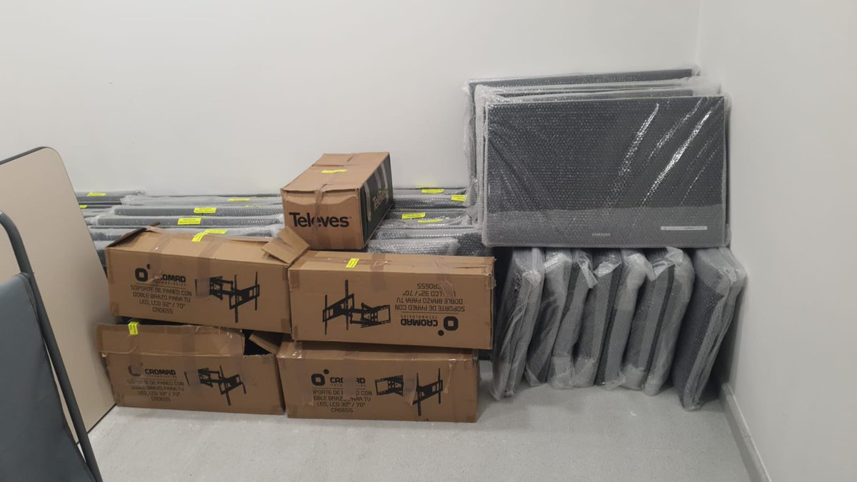 FundacionAH's tweet photo. ADRIAN Hoteles junto a nuestra Fundación sigue reutilizando todo aquello de lo que disponen en buenas condiciones y no se vaya a seguir utilizando. Se han donado 50 TVs al Hospital Universitario Nuestra Señora de La Candelaria. 

#fundacionadrianhoteles #ong #adrianhoteles #huc https://t.co/BOOJFogYsk