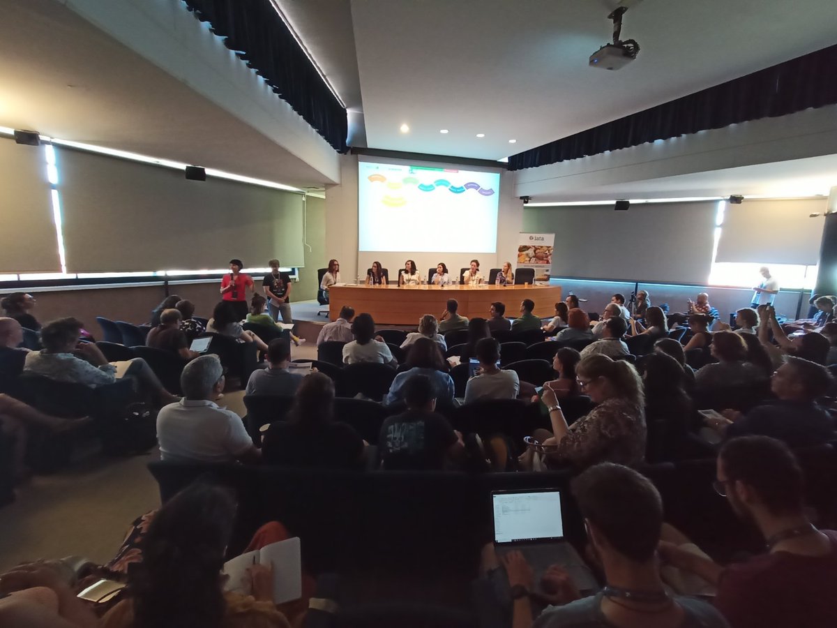 Seguimos en <a href="/AIhubCSIC/">AIhub.CSIC</a> #EscuelaAIHUB con experiencias educativas piloto de introducción de las tecnologías de #IA en educación, presentado por <a href="/mcanosan/">mcanosan</a> y @MartaGMatos 👇