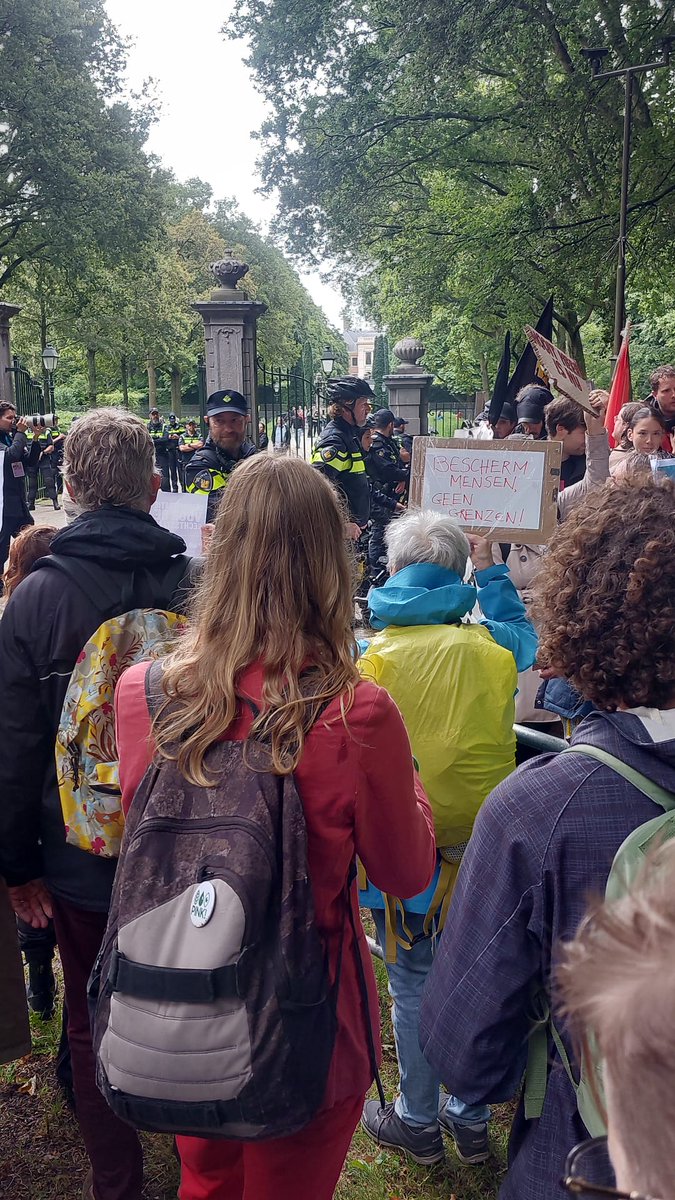 genderplatform's tweet photo. WO=MEN staat voor een gezonde democratische rechtsstaat. Dit betekent dat we als burgers en organisaties mee kunnen beslissen bij belangrijke besluiten en meedoen bij de uitvoering. En dat we de overheid vrij mogen aanspreken op het beleid en de wetten.
👉 https://t.co/JMJcxD1kMf https://t.co/9SNVT7Qyp1