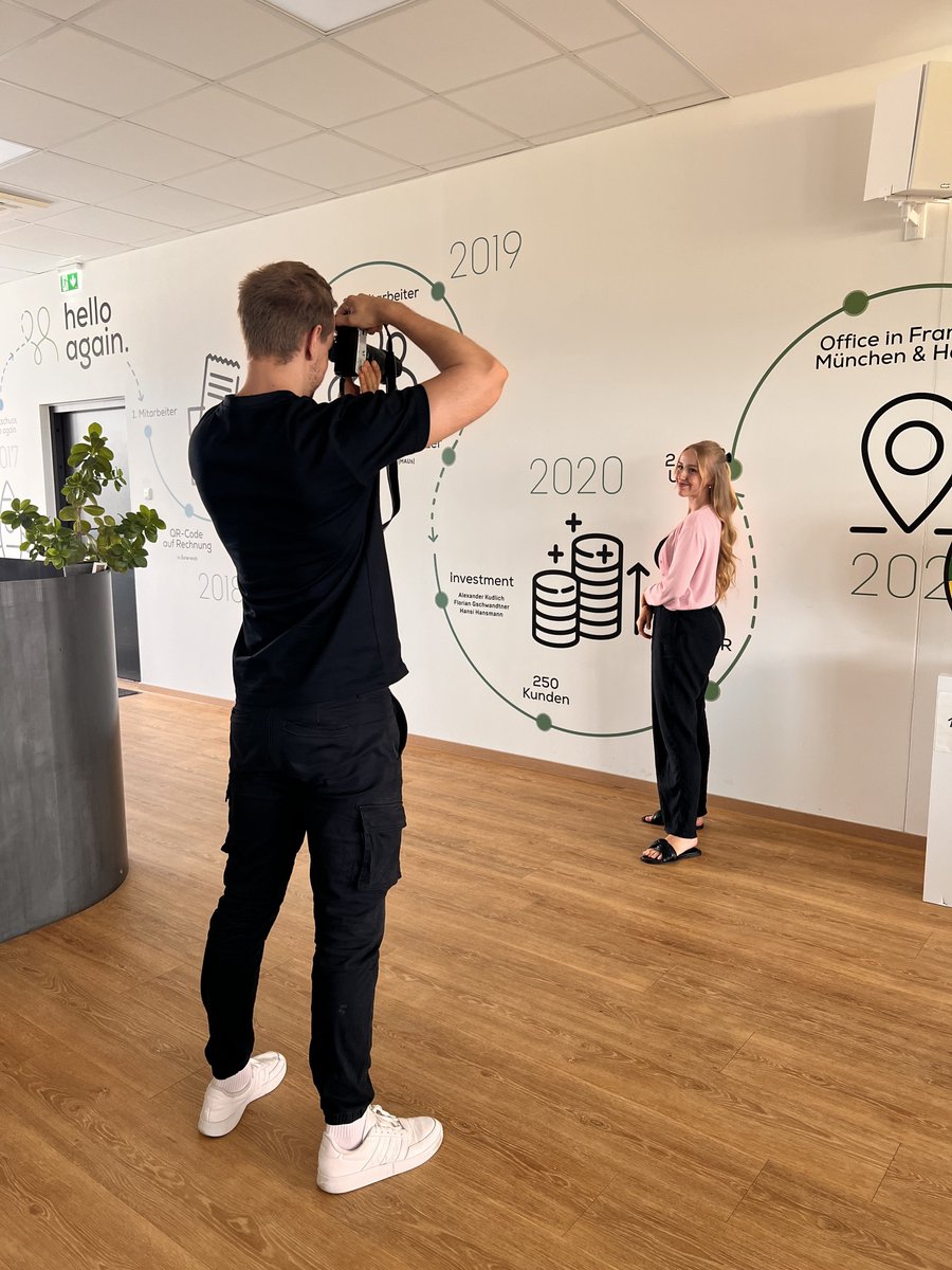 helloagainAT's tweet photo. Time to shine! 🌟 Am 2. Tag des Onboardings gibt es bei hello again nicht nur viel Input rund um unser Produkt, sondern auch ein großes Shooting! 📸 Unsere neuen Teammember bekommen gleich zum Start ein professionelles Foto zur freien Verwendung. Keep smiling 🙂

#Onboarding https://t.co/NdOJAXcEZN