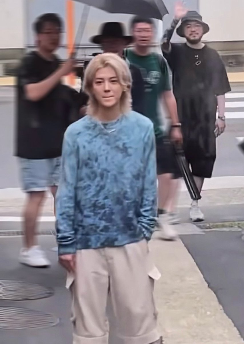 lu01042012's tweet photo. he's really out there looking like a dream https://t.co/B4eEJByD4G