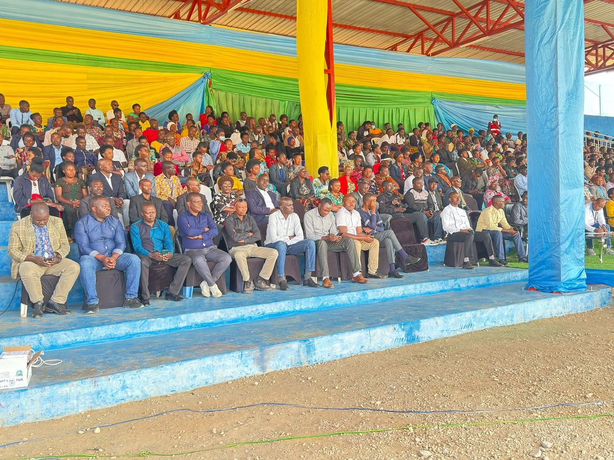 RwandaWomen's tweet image. Abakandida Depite b'abagore 60 bahagarariye @RwandaSouth bakomereje ibikorwa byo kwiyamamaza imbere y'inteko itora ya @Nyamagabe,, imbere y'abagize Komite Nyobozi y'aka karere bose, abagize Inama Njyanama, abandi bagize inteko itora n'abakozi b'akarere.
.@RwandaSouth hatorwamo 6.