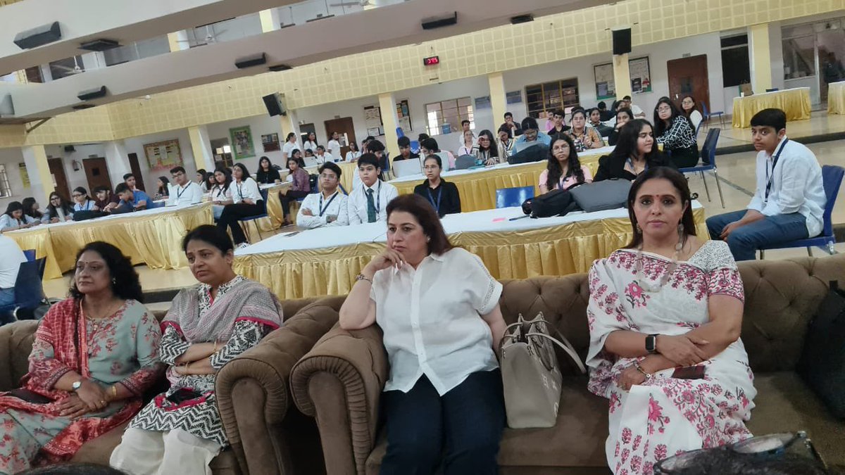 FloKanpur's tweet photo. #FLOKanpur hosted a 3DAY summit at Jaipuria Scool called Young Founder Summit, a Start Up Programme for young founders. Total of 62 participants from four schools including our members children from grade 9-12 have participated in this workshop https://t.co/avS600Woxc