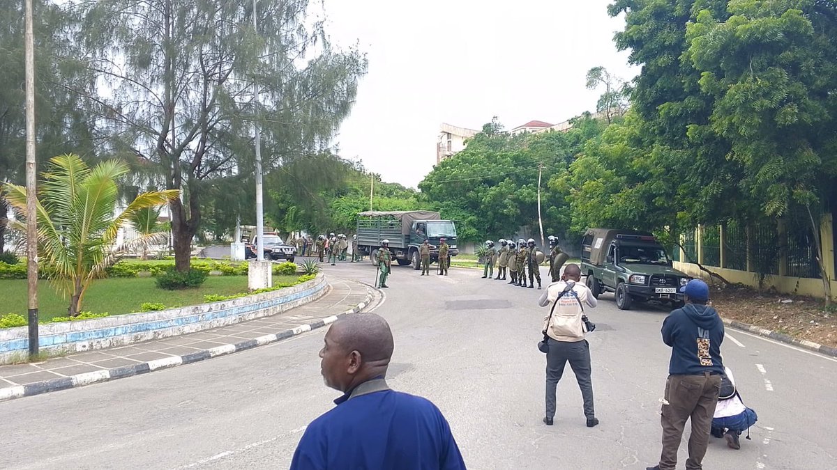 DebunkLIVE's tweet photo. Undeterred by police, protesters in Mombasa want to advance to State House Mombasa. https://t.co/CRNp12vZ5f