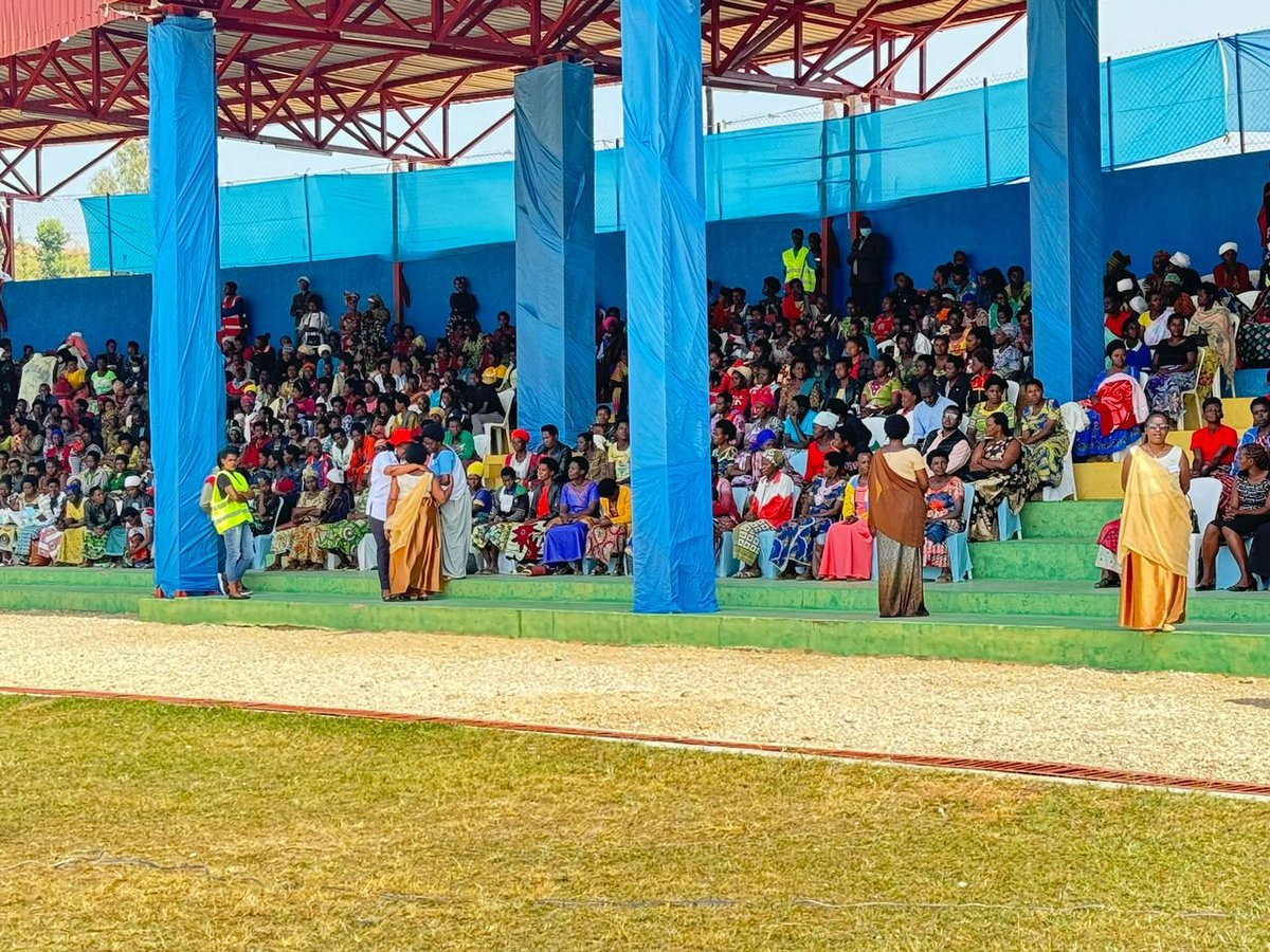 RwandaWomen's tweet image. Abakandida Depite b'abagore 60 bahagarariye @RwandaSouth bakomereje ibikorwa byo kwiyamamaza imbere y'inteko itora ya @Nyamagabe,, imbere y'abagize Komite Nyobozi y'aka karere bose, abagize Inama Njyanama, abandi bagize inteko itora n'abakozi b'akarere.
.@RwandaSouth hatorwamo 6.