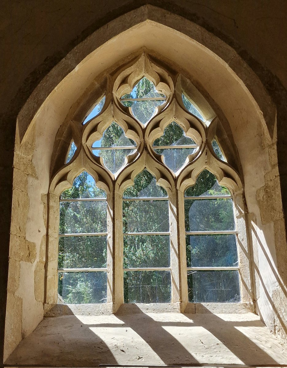 For #TraceryTuesday, Oddington, #Gloucestershire, comes up trumps, with this delicious C14th window, one on either side of the porch, all nicely reticulated... The sunshine on Saturday now seems a distant memory...