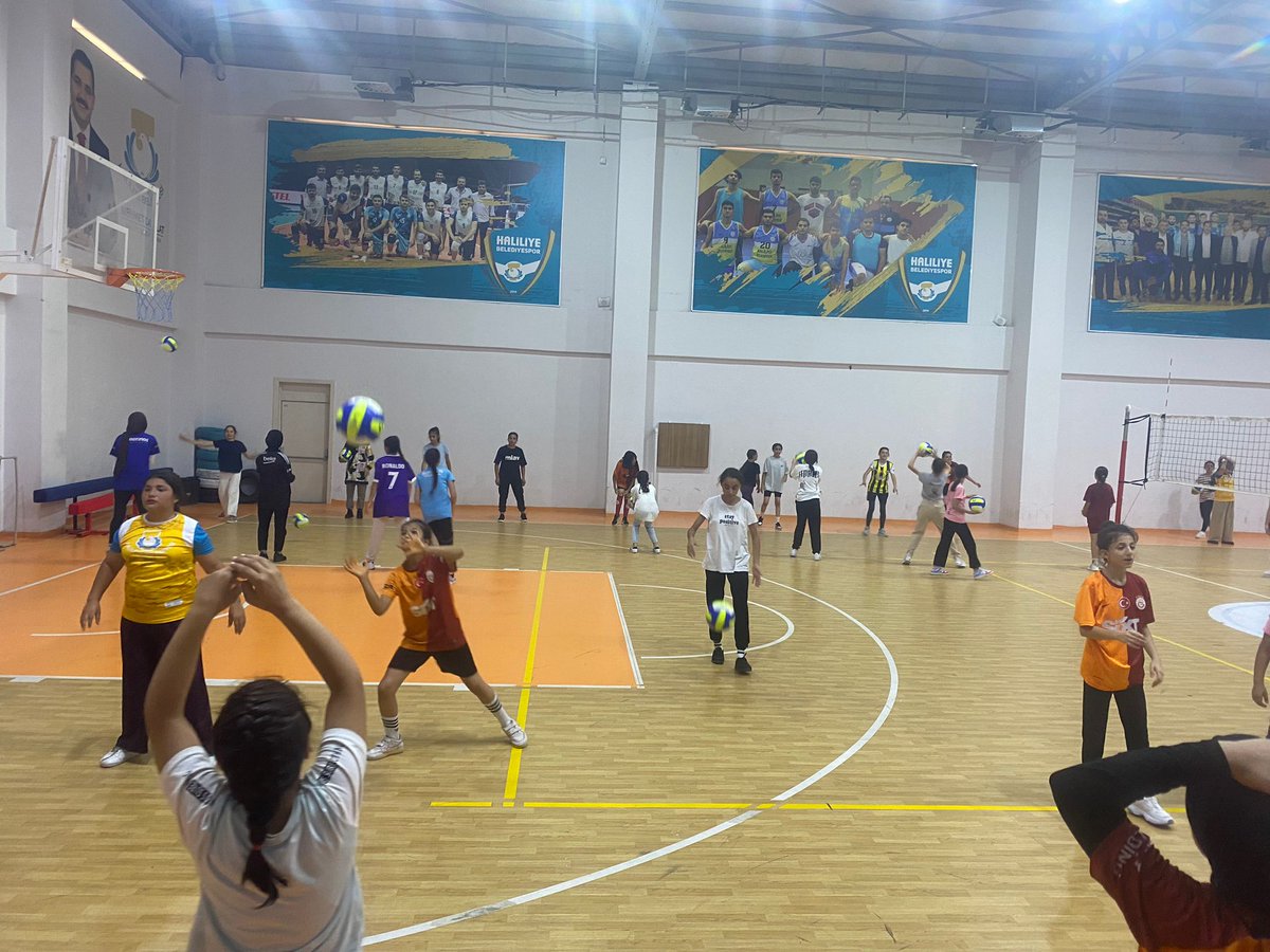 Sporun Kalbi Haliliye👍

📌7-14 yaş arası voleybol kursu.🤾

 📍Devteyşti Eyyüp Cenap Gülpınar Spor Salonu