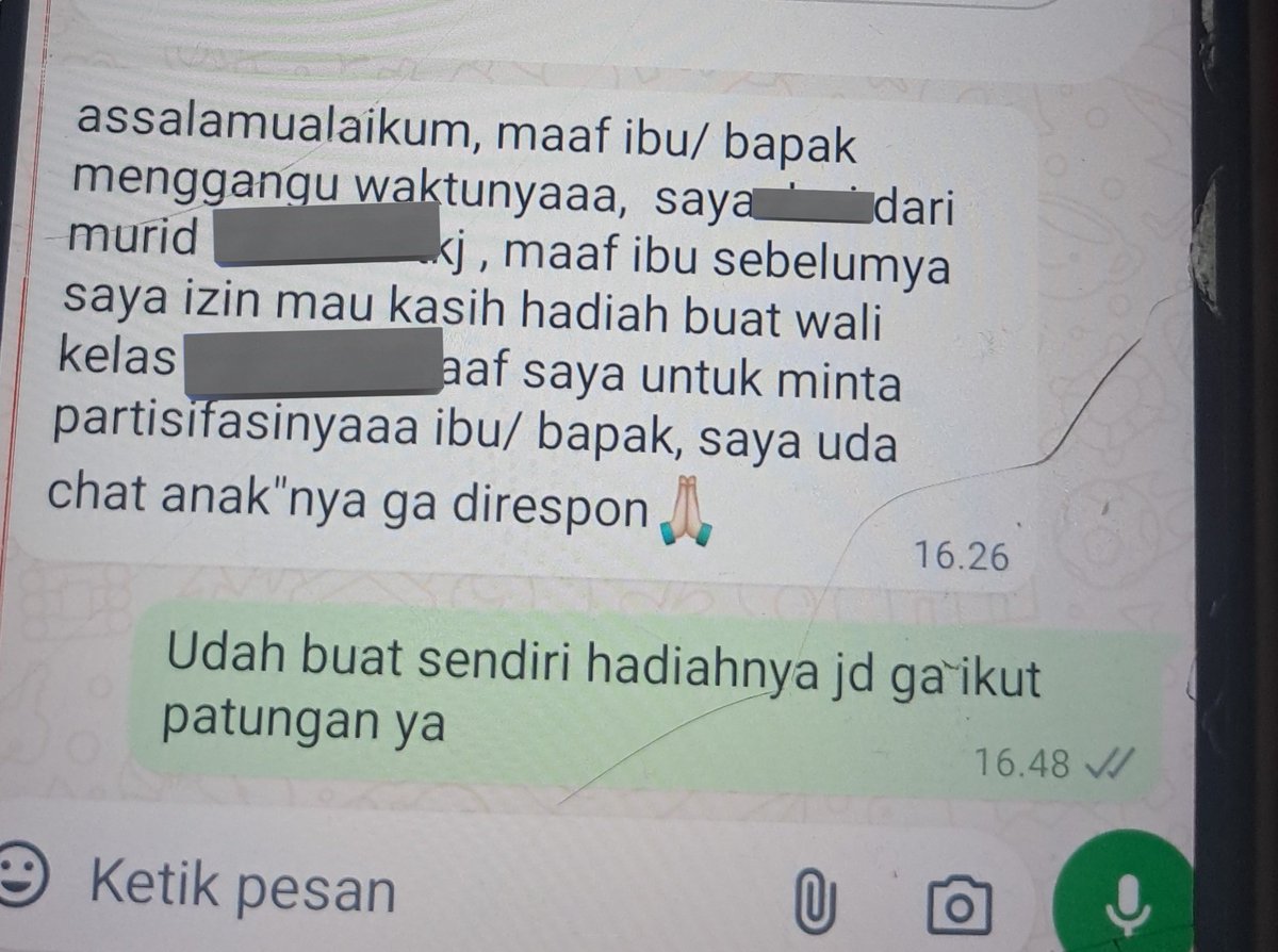 sweetsjoylie's tweet photo. EMANG WAJIB BNGT YA NGASIH KADO KE GURU?????HARUS GITU? sampe lo pada ngechat ortu gue buat patungan, padahal gue udh ada kado sendiri buat guru, bayangin di suruh patungan 35k/orng buat ngadoin guru😂 sekelas ada 30 orng mau beli kado apa belom jelas, tolol tolol https://t.co/cZkrVfAs30