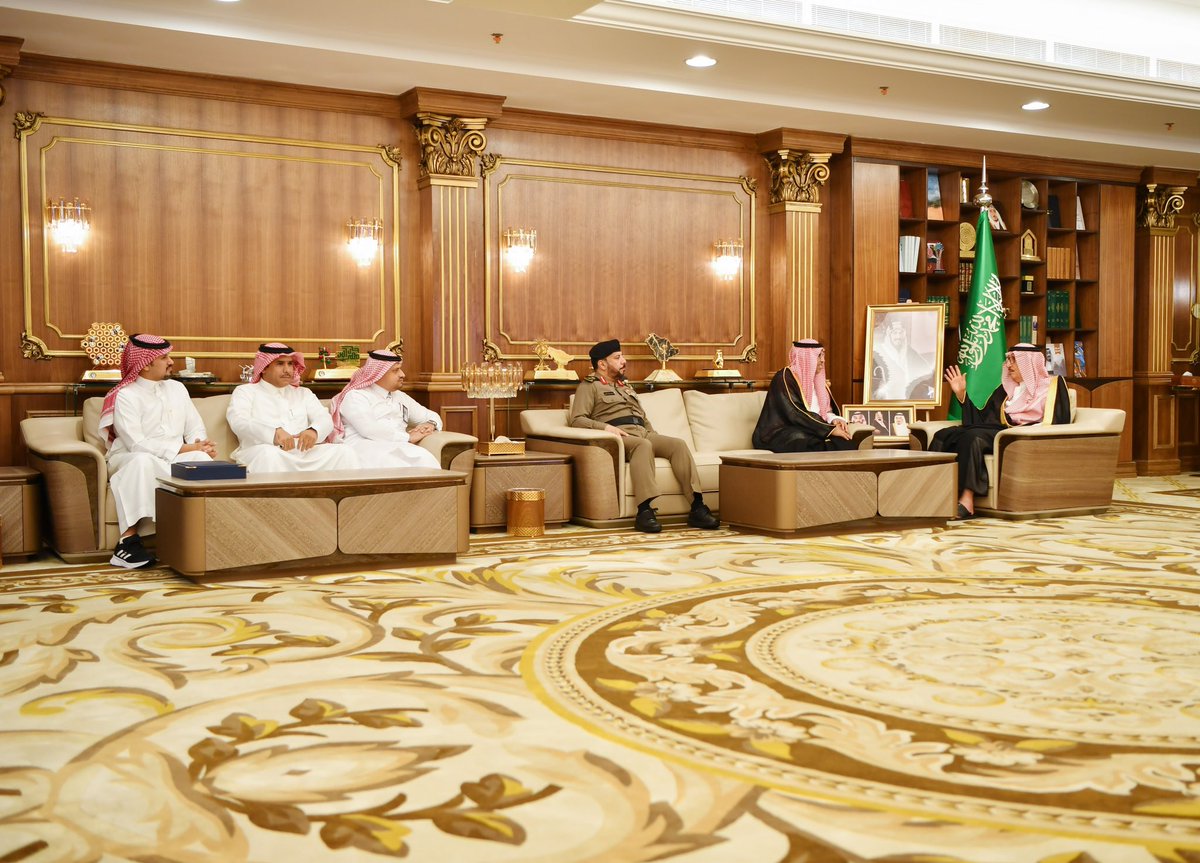 jazangov's tweet photo. أمير منطقة جازان
#محمد_بن_ناصر
يتسلم التقرير الختامي لفعاليات مهرجان #شتاء_جازان2024. 
أشاد سموه بالفعاليات النوعية التي شهدها المهرجان في نسخته لهذا العام، مشدداً على مضاعفة الجهود للخروج بالنسخة القادمة بما يحقق تطلعات المواطن والمقيم وفق مستهدفات رؤية السعودية 2030 في قطاع الترفيه والسياحة.