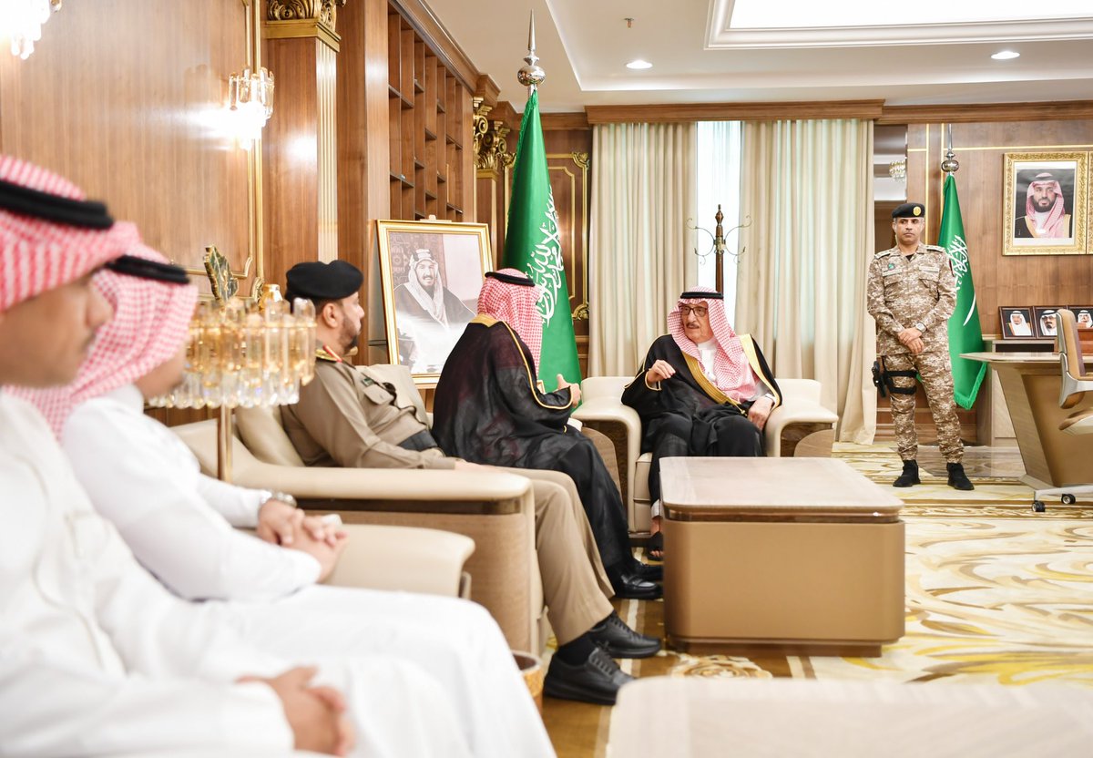 jazangov's tweet photo. أمير منطقة جازان
#محمد_بن_ناصر
يتسلم التقرير الختامي لفعاليات مهرجان #شتاء_جازان2024. 
أشاد سموه بالفعاليات النوعية التي شهدها المهرجان في نسخته لهذا العام، مشدداً على مضاعفة الجهود للخروج بالنسخة القادمة بما يحقق تطلعات المواطن والمقيم وفق مستهدفات رؤية السعودية 2030 في قطاع الترفيه والسياحة.