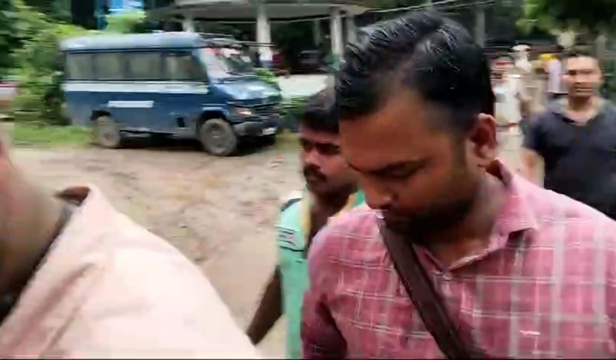 zoo_bear's tweet photo. A BJP youth-wing worker, Bikram Roy, resident of Bagdah, North 24 Parganas was yesterday arrested by Lucknow Anti-Terrorist Squad for allegedly being involved in forging identity documents and facilitating illegal border crossing for Bangladeshis, Lucknow Anti-Terrorist Squad and police of Bagdah police station arrested him.