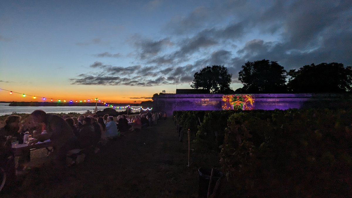 🍷Réservez votre mercredi 31 juillet pour une soirée exceptionnelle dans le micro-vignoble bio de la #Citadelle de #Blaye : le diner du Clos de l'Echauguette ! Repas, concert, dégustation.🍇

bit.ly/Diner-clos-Ech…

 #vinblaye #vinbio #patrimoine #Gironde #degustation #Bordeaux