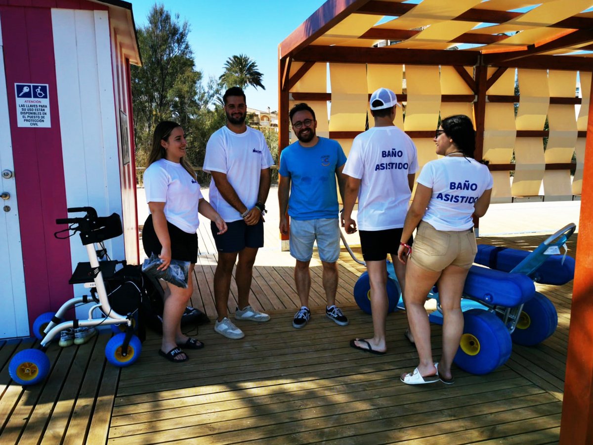 #ACCESIBILIDAD | 🏖️​♿​ Esta mañana nuestro fisioterapeuta del <a href="/Cdjuancerezo/">CENTRO JUAN CEREZO</a> de Famdif, ha ido a las playas de Cartagena en las que se ha iniciado el servicio de baño asistido, para formar a los monitores que realizarán las transferencias.