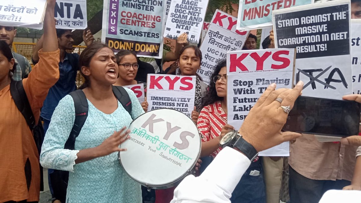 krantikari_yuva's tweet photo. Students gathered to hold PARLIAMENT MARCH against NEET, UGC-NET & other Paper Leaks & Cancellation of Various Exams by Corrupt #NTA, brutally detained!
SHAME MODI GOVT!
DISMISS DHARMENDRA PRADHAN!
#NETScam #NTAScam #NEET #UGCNET #NETJRF #PMModi #neet2024scam #NEET_परीक्षा https://t.co/mi38x9PRV3