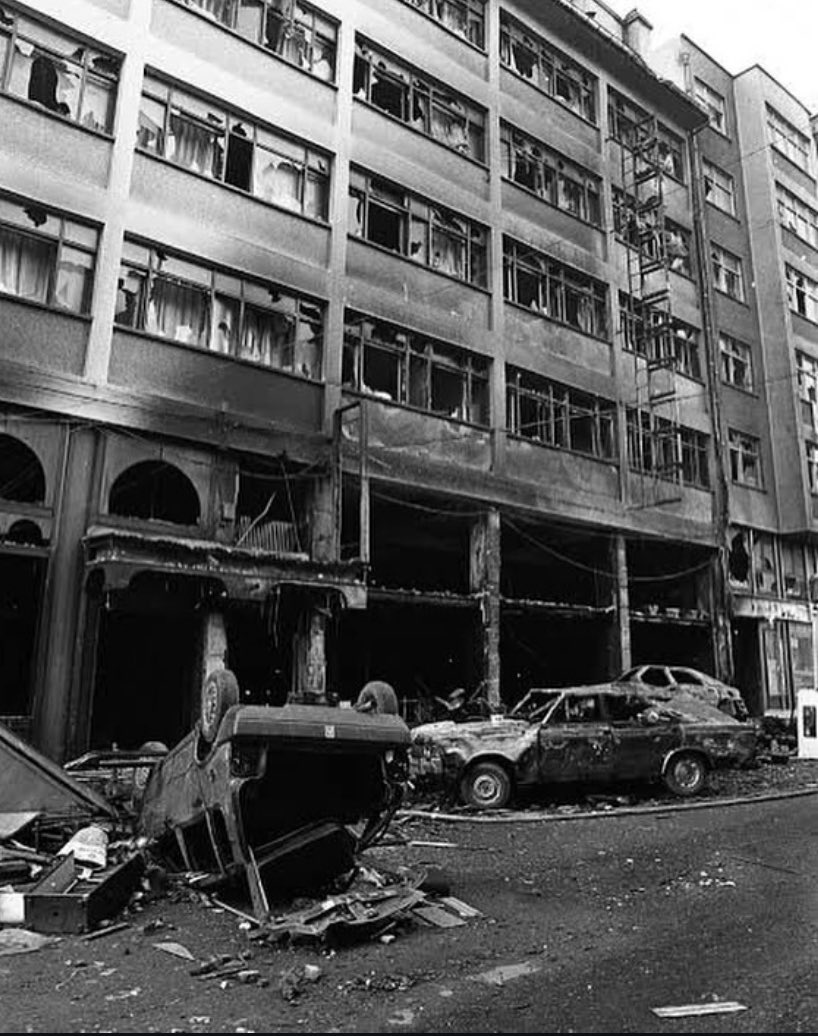 İnsan,insanı yakar mı ? 
İnsan,insan yanarken bakar mı ? 
İnsan,insan yakanı aklar mı ? 
İnsan yanarken, yanmayan insan var mı ?
Varsa yanmayan, o insan mı ?  
#2Temmuz1993 #unutMADIMAKlımda