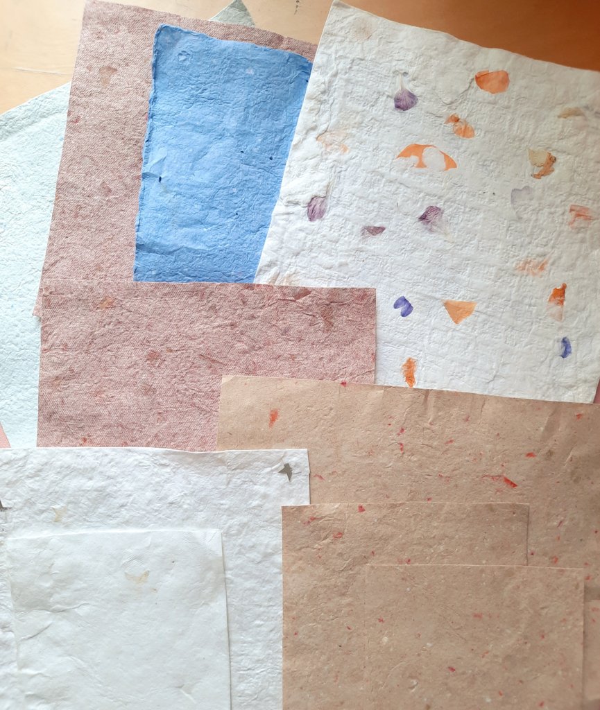 Experimenting with paper making using print and card offcuts for the pulp! ✂️♻️
#handmade #papermaking