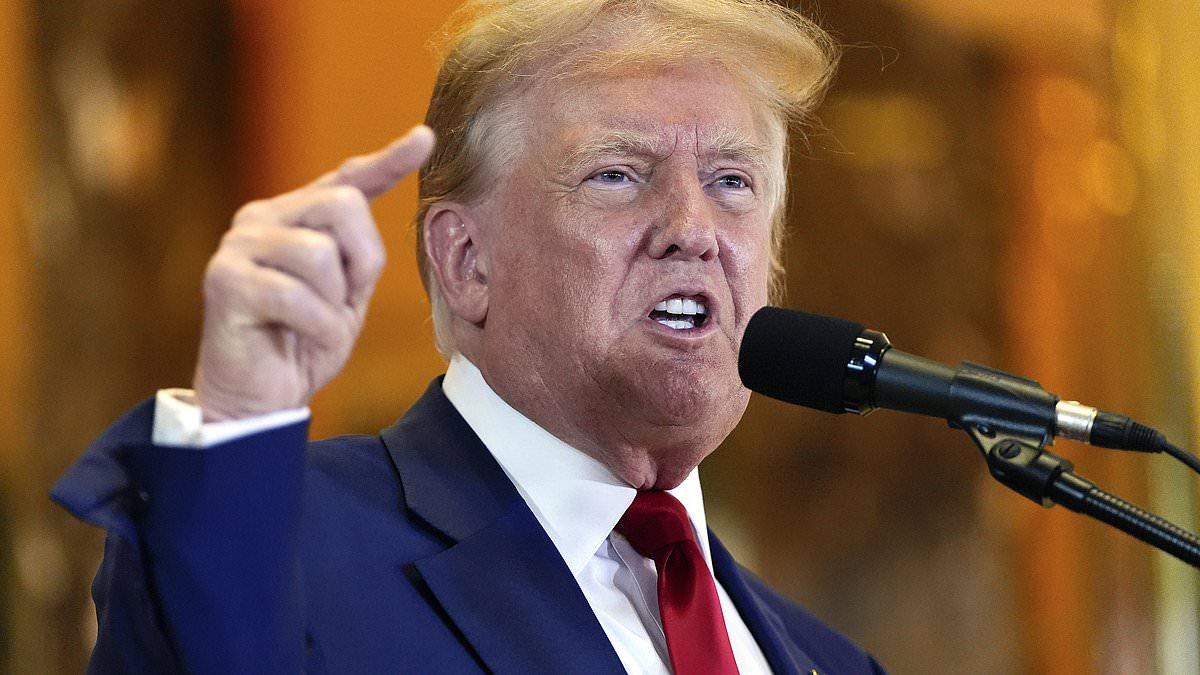 AlteredEgoNews's tweet photo. ABC star Alan Kohler issues an urgent warning to Australia about the prospect of Donald Trump being elected as president https://t.co/6NQq8XJY9O https://t.co/vAYBl7guqK