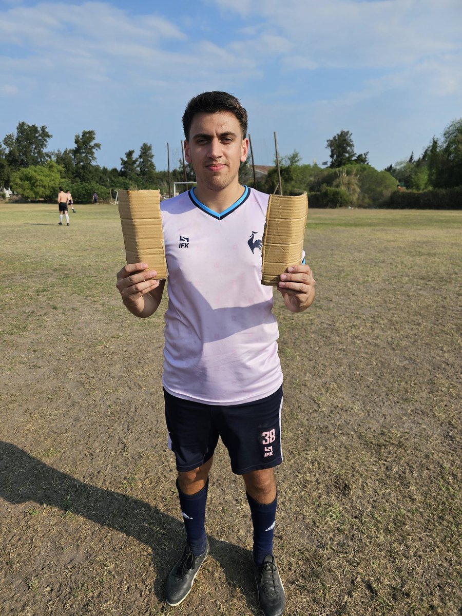fiorentibia's tweet photo. No tiene tatuajes
No tiene peinados exóticos
No vende humo
No provoca ni insulta
No sale de noche
No usa canilleras ni botines lujosos

Simplemente, es malísimo jugando al fútbol ✨💫 https://t.co/9iyJ1C657h