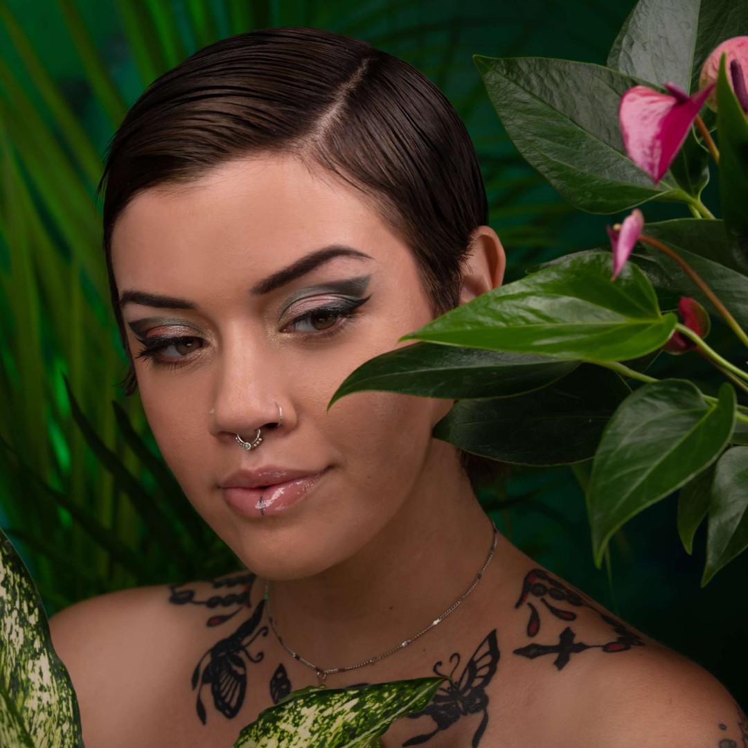 UltimateFace's tweet photo. Add a little shimmer to your evening summer look. 🌙✨
Visit our website to add this to your makeup routine today!
#summermakeuptrends #shimmereyeshadow #eveningmakeup https://t.co/QweHFf2iOP