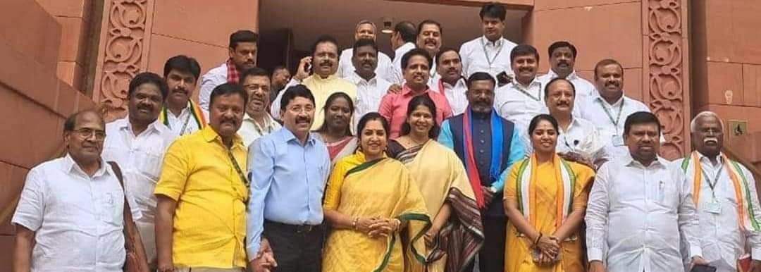 smkumarlakshmi's tweet photo. அனுராக் தாக்கூர் பேச எழுந்த உடன் ராசா, கனிமொழி, தயாநிதி ஆகியோர்கள்  "நீட் வேண்டாம் Ban NEET " என்று கூச்சல் எழுப்ப தொடங்கினார்கள். அப்போது அனுராக் "சரி அப்போ கள்ளக்குறிச்சி கருணாபுரம் 70 பேர்கள் சாவை பற்றி பேசலாமா" என்று கேட்டார்,...🤩

சைலண்ட், 🤭🤭சைலண்ட், 🤭சைலண்ட் 🤫🤫🤫...

அடுத்தது 2ஜி விஷையத்தை பற்றி பேசலாம் என்று சொன்ன போது,... 🤔

அது Matter subjudice, Case Court-ல் இருக்கு பேச கூடாது என்று சொன்னான் ஒரு தற்குறி.

அப்போது சபாநாயகர் ஓம் பிர்லா, NEET ம், Matter Subjudice தான். Case  Court-ல் தானே இருக்கு, எப்படி பேச முடியும் என்று கேட்டார்... 🤩

Pin drop silence...🤫

இவ்வளவுதாங்க இந்த 40 கோமாளிகளின் ஆர்கியூமென்ட். 🤧

#திமுகவும்_40கோமாளிகளும்