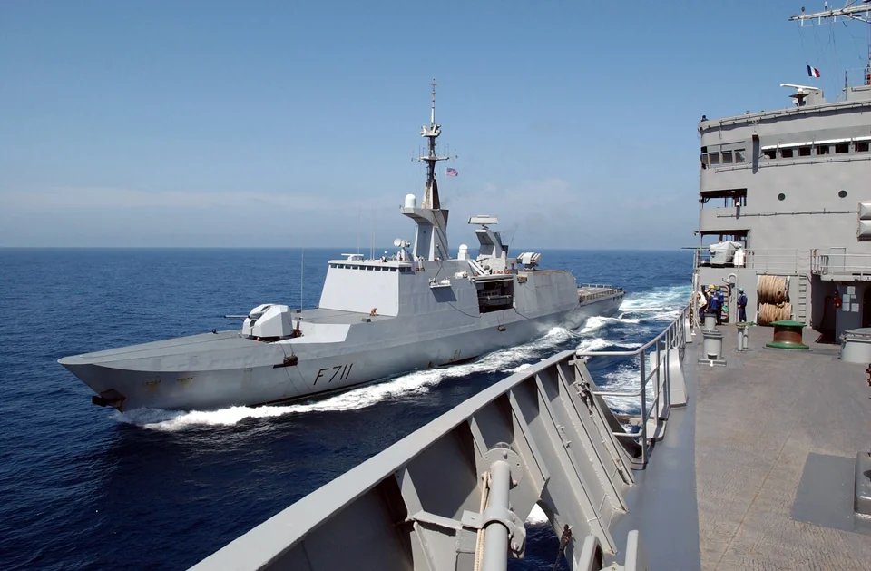 r116440's tweet photo. ⚓️🇫🇷 @MarineNationale La Fayette class GP frigate Surcouf (F 711) conducts a replenishment at sea (RAS) with Sacramento class fast combat support ship USS Seattle (AOE-3) in The Gulf. May 11, 2002 #warship #navy #naval #frigate #F711 https://t.co/Em0U2ihMKK