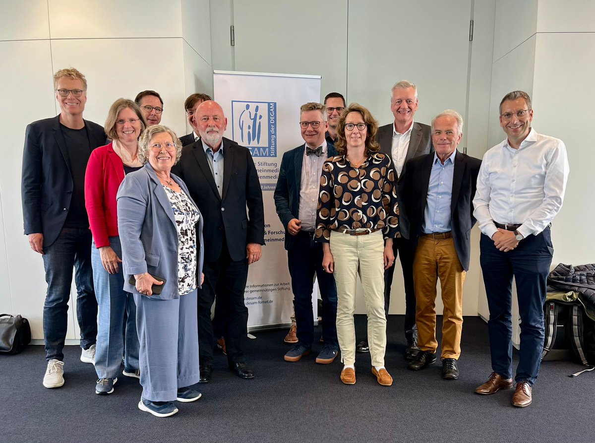 Glücklich, wer solche Unterstützung hat: Gestern hat sich der Stiftungsrat der #DESAM in Hamburg getroffen, um weitere Strategien zur Nachwuchs- und Forschungsförderung in der #Allgemeinmedizin zu entwickeln. U.a. dabei Prof. <a href="/Ferd_Gerlach/">Ferdinand Gerlach</a>, Dr. <a href="/RalfJendyk/">Ralf Jendyk</a>, Prof. Erika Baum...