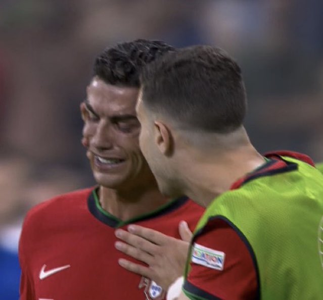 هذا الشخص الذي تضحكون عليه وصل الى اعلى درجات القمة ، جمع كل الأموال التي قد تتخيلها ، حطم أرقاما قياسية بخصوص المتابعين في مواقع التواصل الاجتماعي، انهار بالبكاء لأنه ارتكب خطأ في عمله. لهذا بدلا من الضحك عليه، حاول أن تتعلم منه حب العمل.