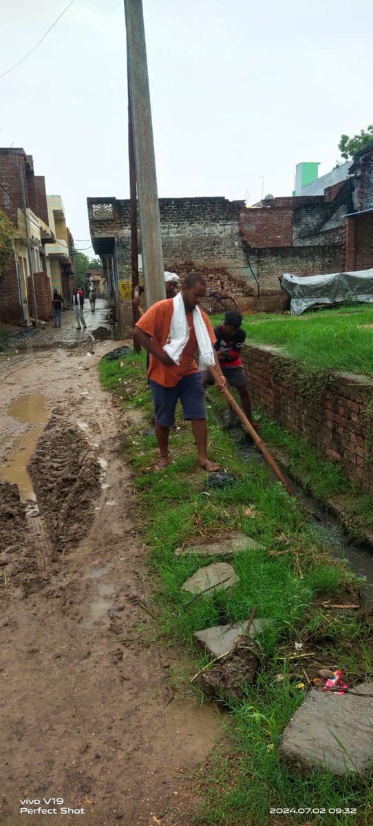 sbmgkasganj's tweet photo. संचारी रोग नियंत्रण अभियान के अंतर्गत पंचायती राज विभाग कासगंज द्वारा ग्राम पंचायतों में कराया जा रहा सफाई कार्य https://t.co/9mHQImEEmY