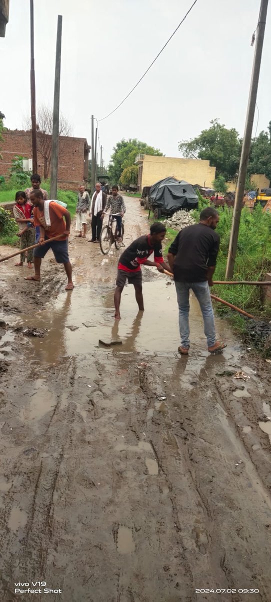 sbmgkasganj's tweet photo. संचारी रोग नियंत्रण अभियान के अंतर्गत पंचायती राज विभाग कासगंज द्वारा ग्राम पंचायतों में कराया जा रहा सफाई कार्य https://t.co/9mHQImEEmY