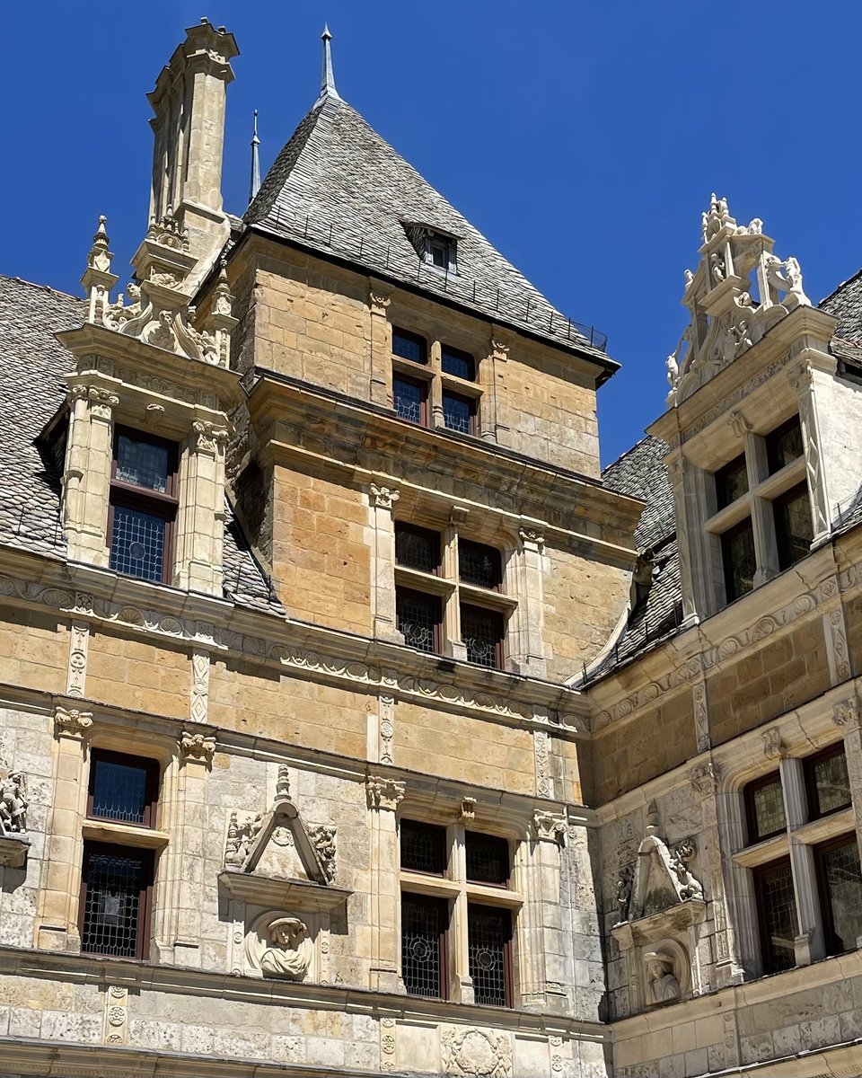 leCMN's tweet photo. Vous noterez que les façades raffinées du château de #Montal n’ont rien à envier à celles du château d’#Assier : elles aussi sont ornées de bustes en médaillon, caractéristiques de la Renaissance ! 🤩 https://t.co/FhpbHfEzZ1