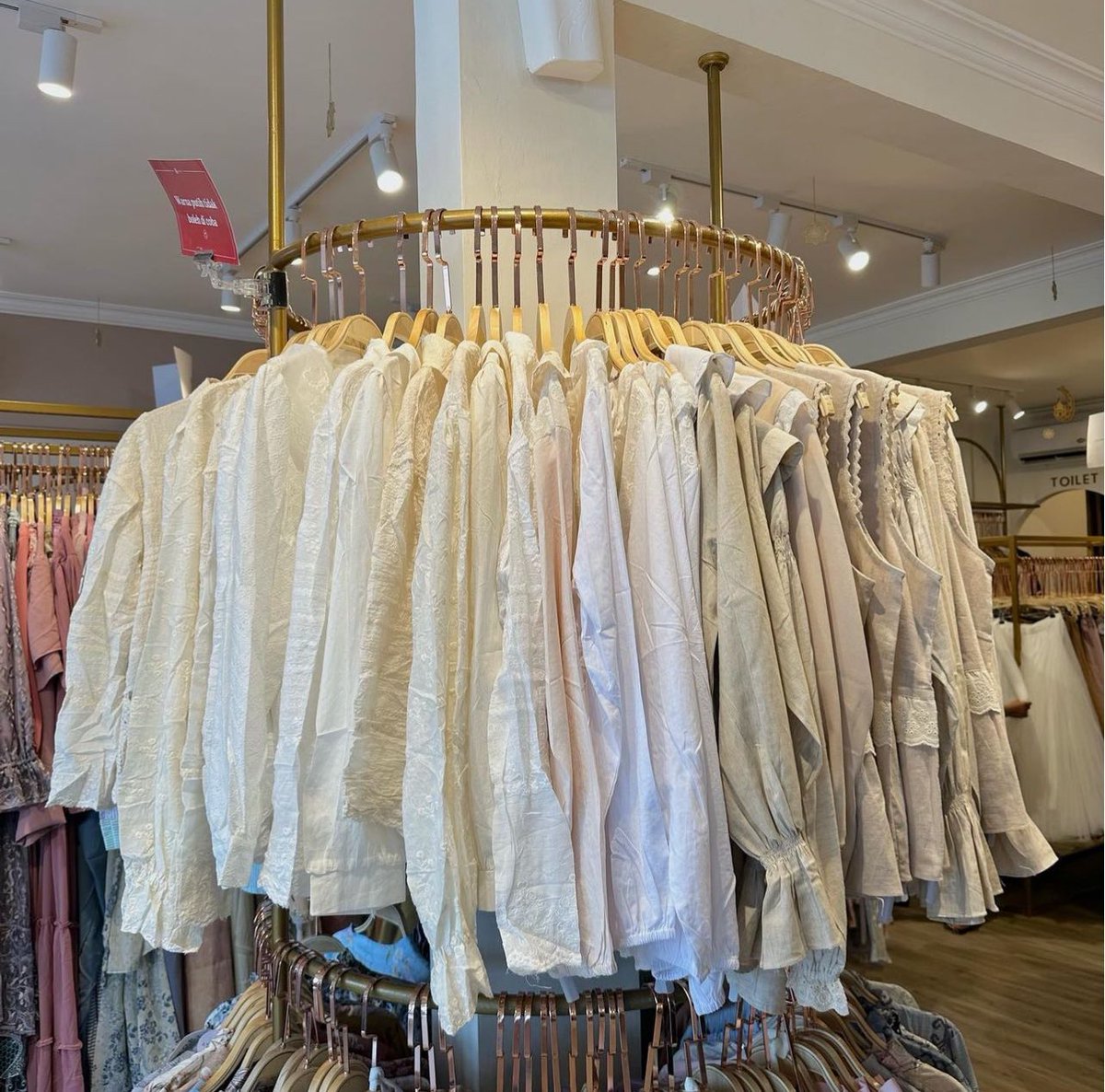 roxysshi's tweet photo. Nemu toko yg punya koleksi lengkap banget mulai dari produk lokal sampai dgn barang bkk harganya murah" semua dan lagi ada banyak brg diskon 🏷️👀 mareka punya offline store juga ya.👏 https://t.co/ftXYcJnAq5