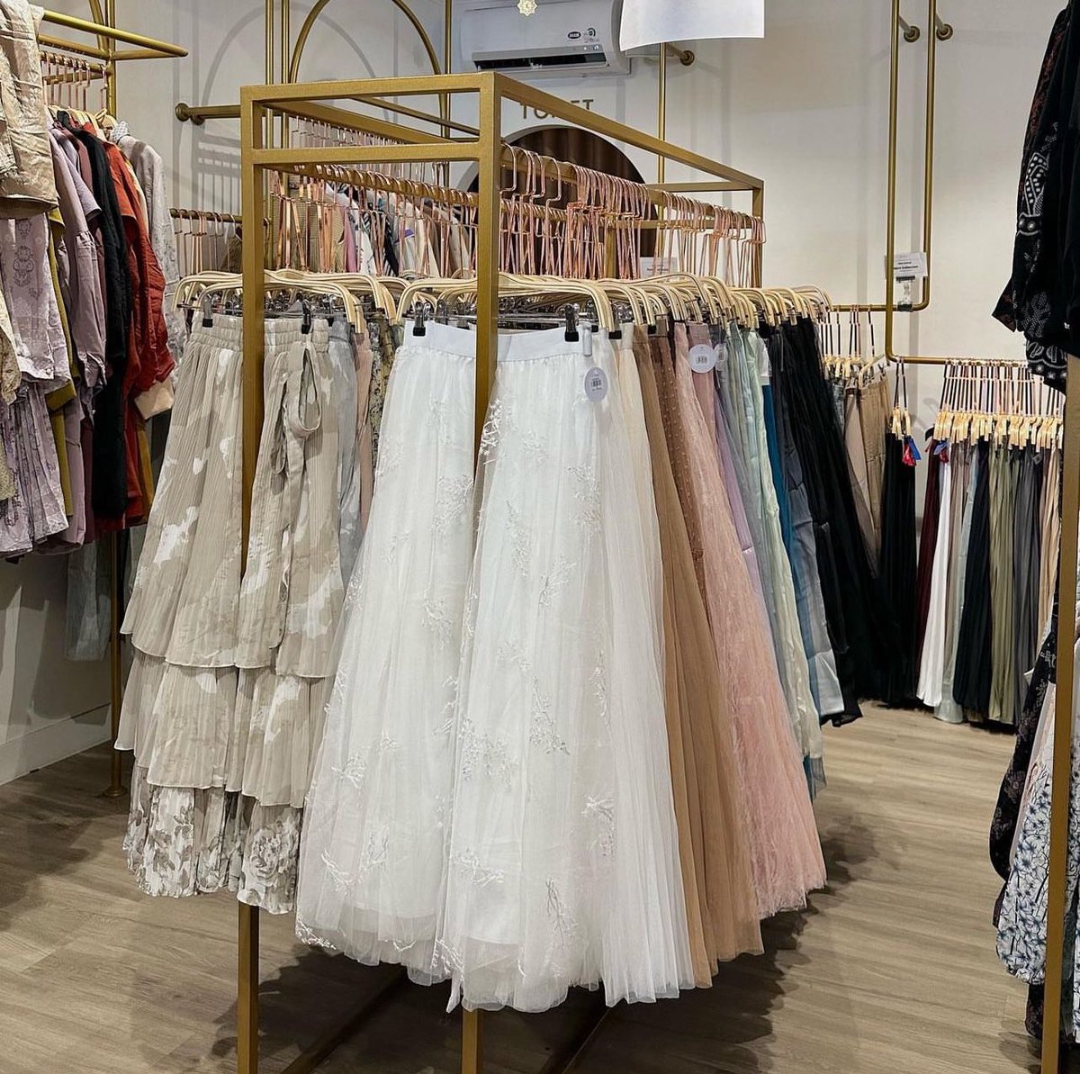 roxysshi's tweet photo. Nemu toko yg punya koleksi lengkap banget mulai dari produk lokal sampai dgn barang bkk harganya murah" semua dan lagi ada banyak brg diskon 🏷️👀 mareka punya offline store juga ya.👏 https://t.co/ftXYcJnAq5