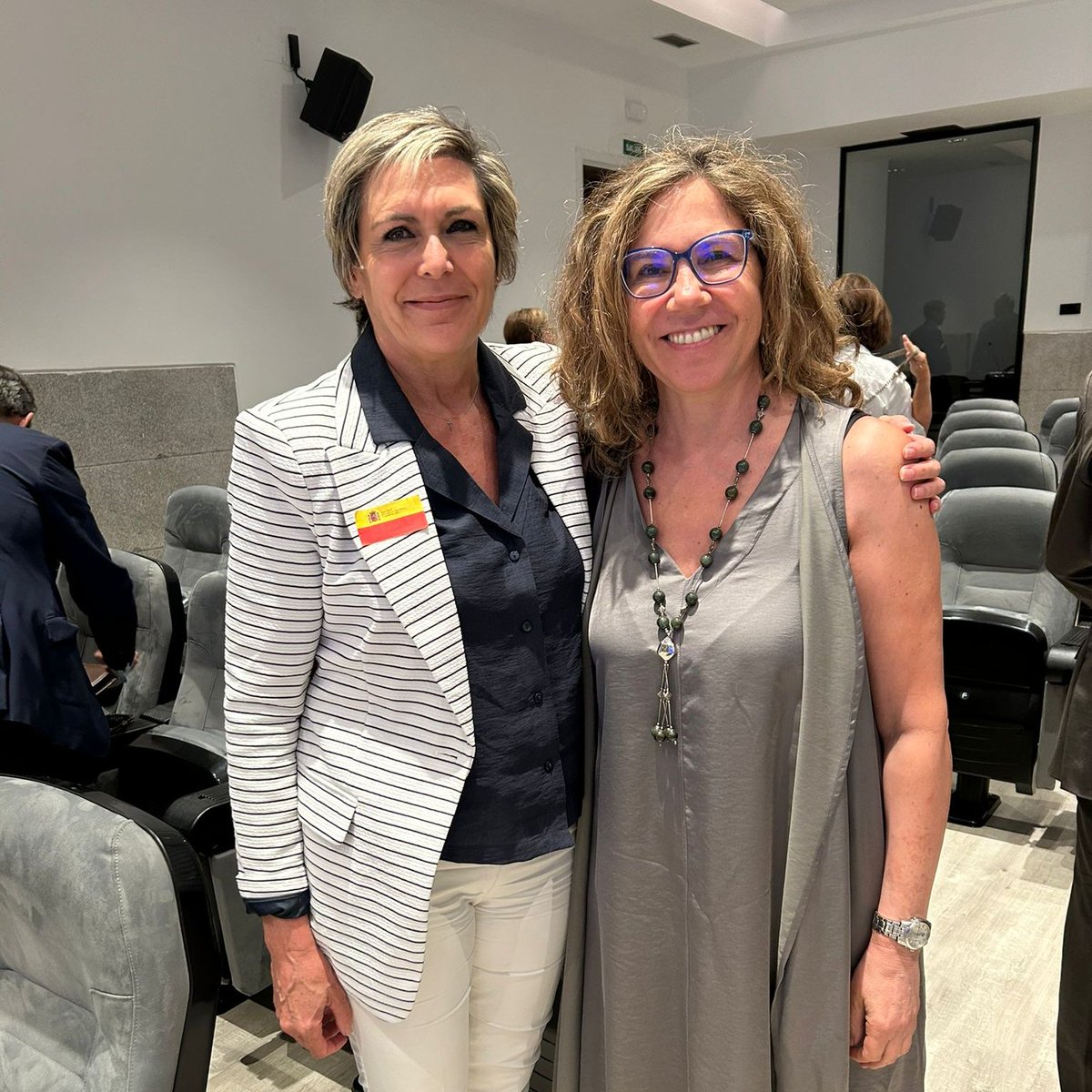 GVAagricultura's tweet photo. 🐟La DG de la Industria y Cadena Agroalimentaria @InmaMarco con Mª Luisa Álvarez, de Fedepesca-AMIPEVAL, analizando el barómetro del clima de confianza del sector agroalimentario en la sesión ordinaria del Pleno del Observatorio de la Cadena Alimentaria del @mapagob https://t.co/WDmeiBTBjy