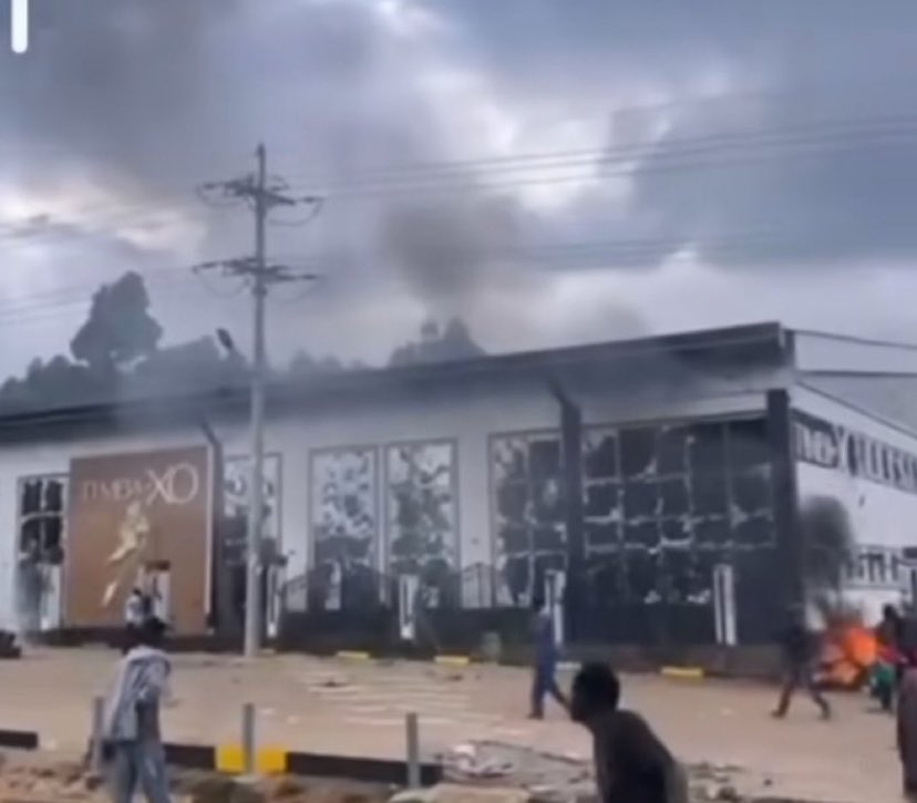 bagwasi254's tweet photo. Club Timba XO set ablaze in Eldoret Kenya🇰🇪. https://t.co/nNIuaFPy95