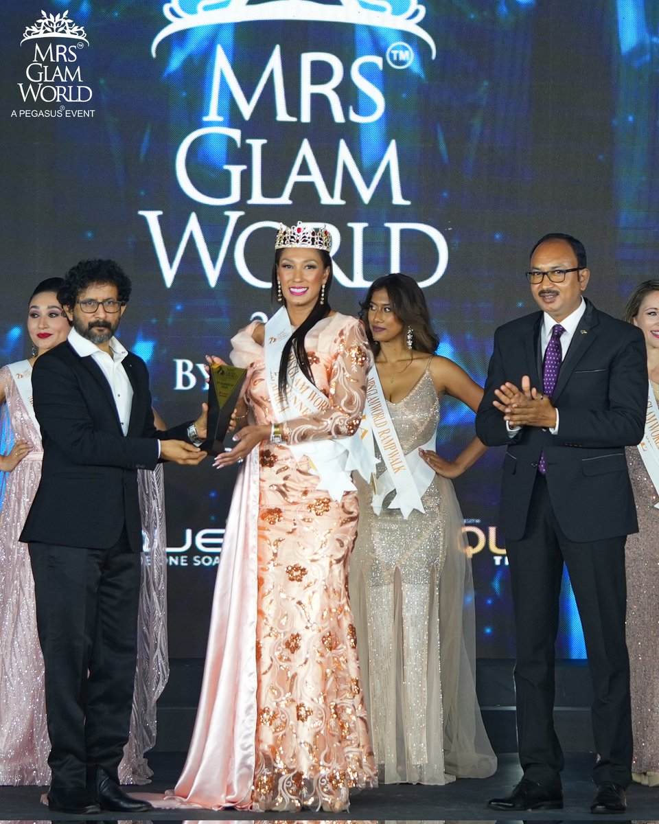 MrsGlamWorld1's tweet photo. Mrs Glam World 2024

2nd runner up South Africa

@sajearthresort &amp; @dqueworld presents Mrs Glam World 2024 powered by @manappuramofficial @dquesoap @vibemunnar @uniquetimesmagazine #ficf

An event by: @pegasusglobalpvtltd
Event directed by : @ajitpegasus

#fashion https://t.co/sZZHtNqfaK