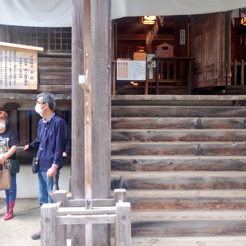 marronzineOBUSE's tweet photo. 夏越の大祓のとき、拝殿にて。ん…柱のところになにかある？？

フミヤ！

誰が何のために置いたのだろう………。 https://t.co/GsvWhGo9YK