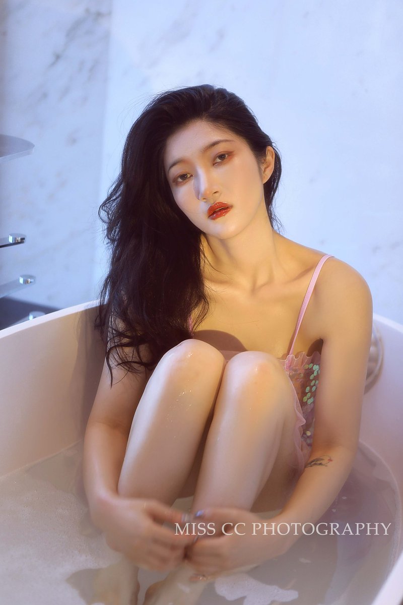 清醒的愚昧
自知的消沉

摄影/@misscc520 
出镜/@Anya4Ueyezonly 

#私房写真 #私房摄影 #私房照 #浴缸 https://t.co/NLmZsguVfN