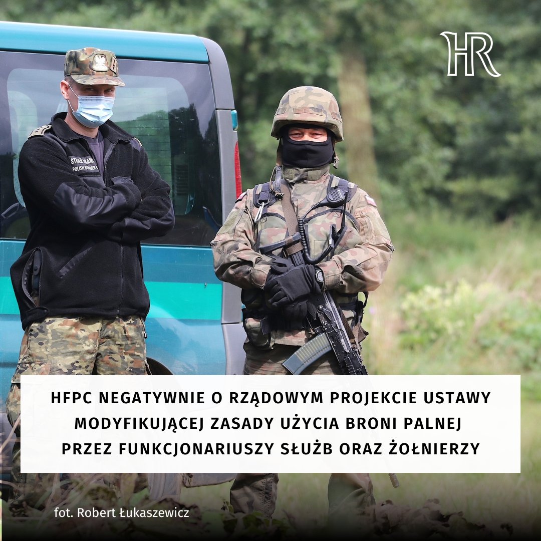 HFPC negatywnie ocenia rządowy projekt ustawy modyfikujący zasady użycia broni palnej przez funkcjonariuszy służb oraz żołnierzy Sił Zbrojnych. W naszej opinii zwróciliśmy uwagę, że projektowane wyłączenie bezprawności niektórych działań funkcjonariuszy i żołnierzy może prowadzić